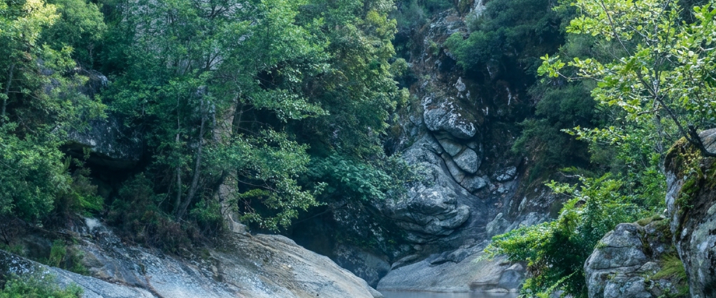 Pont génois et rivière calme en Corse