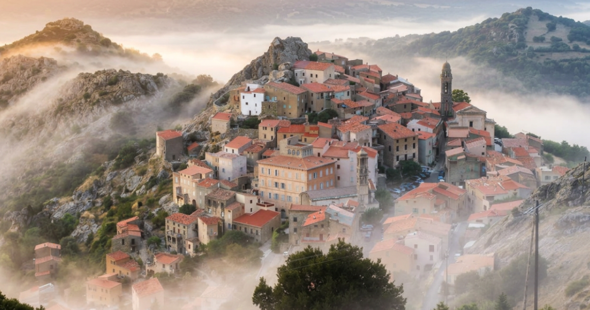 Vue du village de Speloncato accroché à la montagne en Balagne, Corse