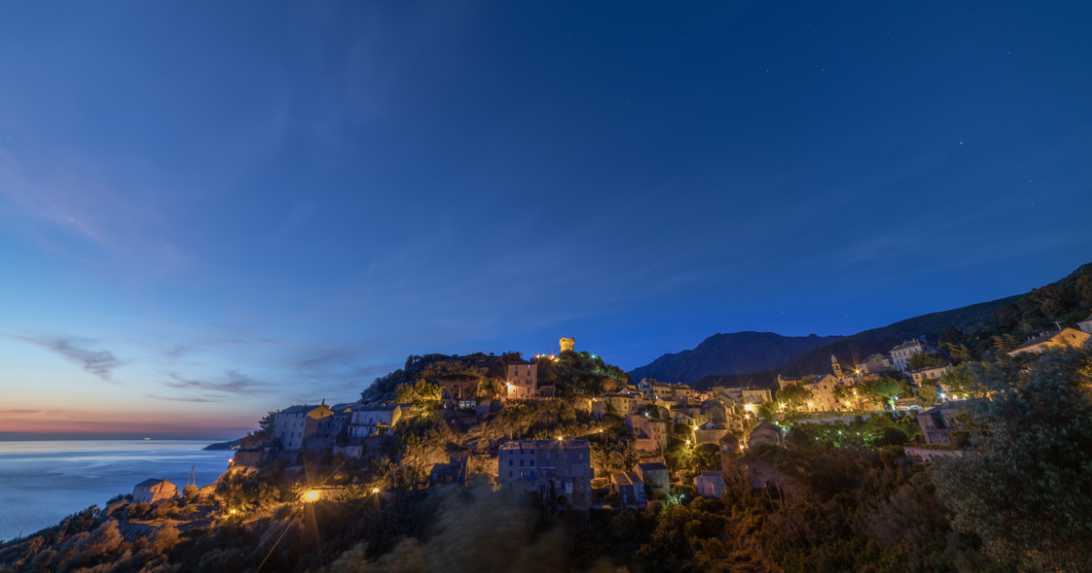 Village de Nonza perché sur sa falaise avec sa plage noire, Cap Corse