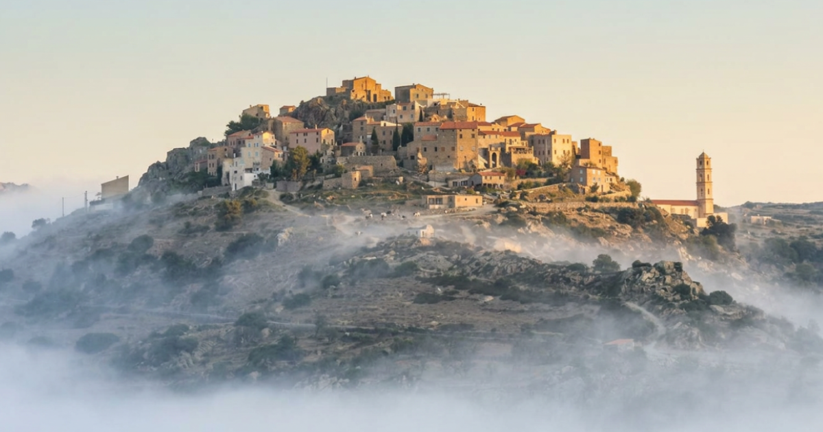 Vue panoramique du village perché de Sant'Antonino en Balagne, Corse