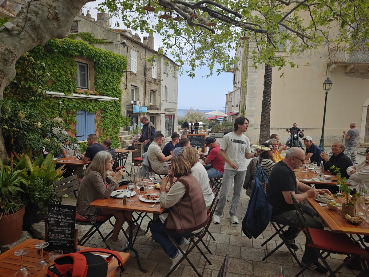 Des clients consultent la carte dans une véritable auberge corse.
